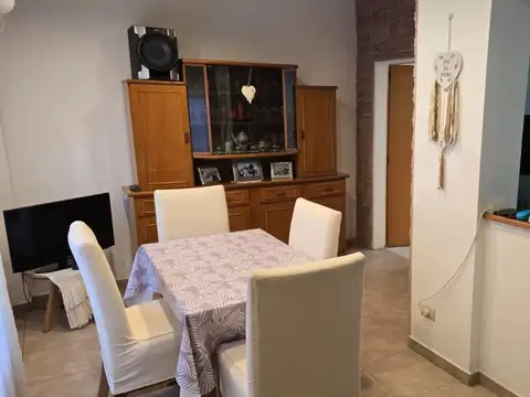 DUPLEX SIN EXPENSAS de 3 ambientes en Liniers, con garage doble, patio, parrilla y terraza propia.