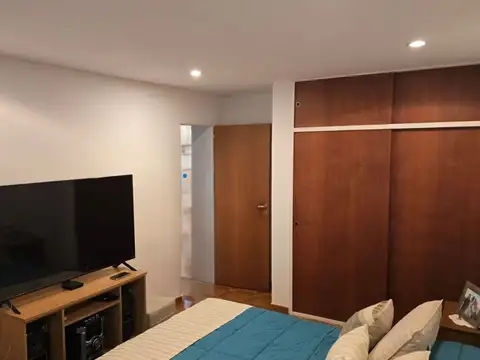 DUPLEX SIN EXPENSAS de 3 ambientes en Liniers, con garage doble, patio, parrilla y terraza propia.