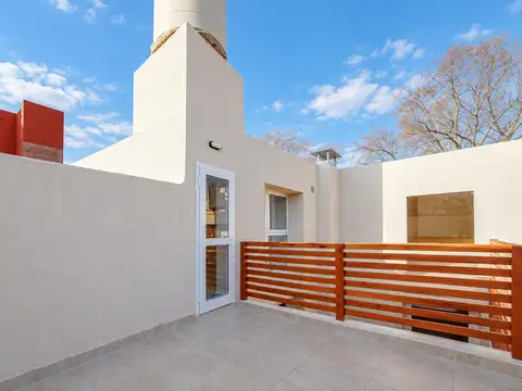 EN VENTA - CASA AL FRENTE 3 DORMITORIOS A ESTRENAR CON PATIO Y TERRAZA - BARRIO LOURDES, ROSARIO