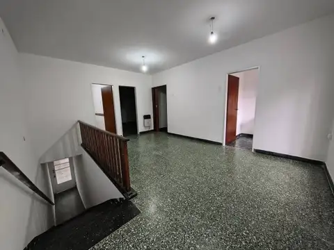 Casa 5 ambientes con 1 baño