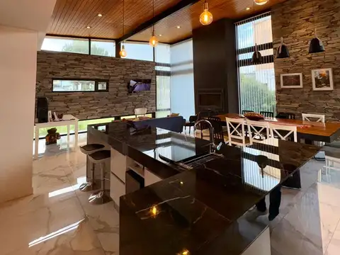 Casa 5 ambientes con 2 baños