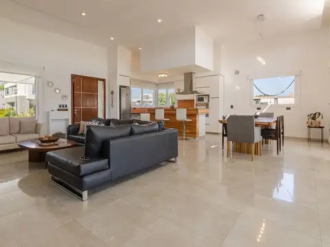 ALQUILER TEMPORAL - CASA 4 AMB EN BARRIO CERRADO 