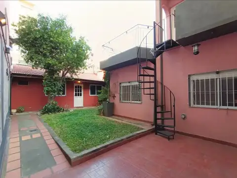 *DUEÑO VENDE* - Casa en lote propio de 3 dormitorios con jardín, gran quincho, playroom, parrilla, a 4 cuadras del subte Los Incas-Parque Chas