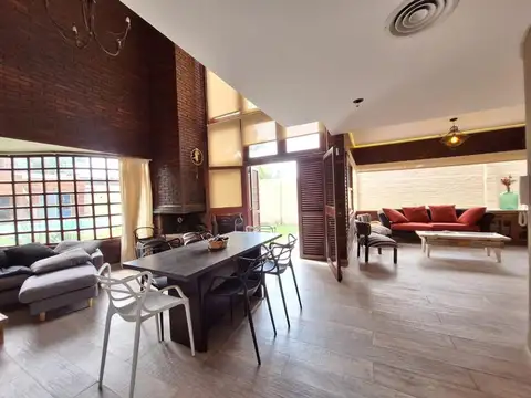 Casa en Venta con 4 cocheras
