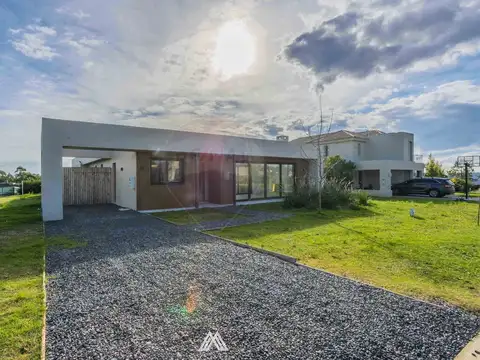 Casa 7 ambientes con 2 baños