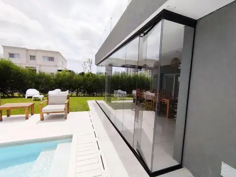 Casa en Venta con 4 cocheras