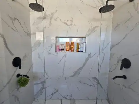 CASA EN VENTA BARRIO CARPINCHOS NORDELTA CON PISCINA PARRILLA GALERIA CUBIERTA LOTE EN ESQUINA
