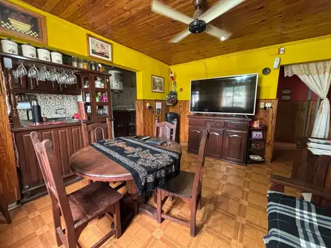 Casa 6 ambientes con 2 baños