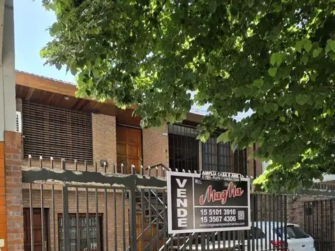 AMPLIA CASA LOTE PROPIO CON FONDO, PILETA Y CONSULTORIO