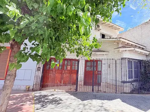 Casa 8 ambientes con 2 baños