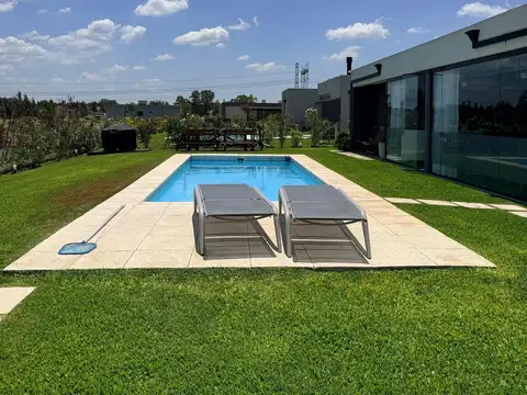 Venta y/o Permuta Casa de 4 amb, con pileta en Canning