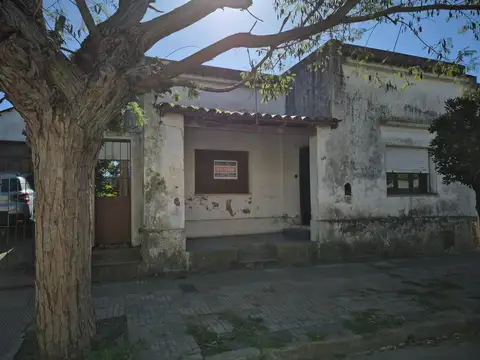 CASA A RECICLAR CON EXCELENTE LOTE