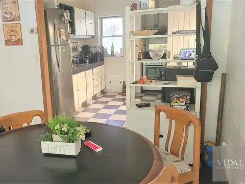 Casa 6 ambientes con 2 baños