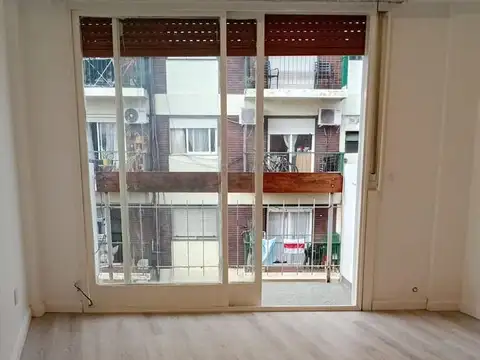 Venta departamento monoambiente al frente con balcón almagro