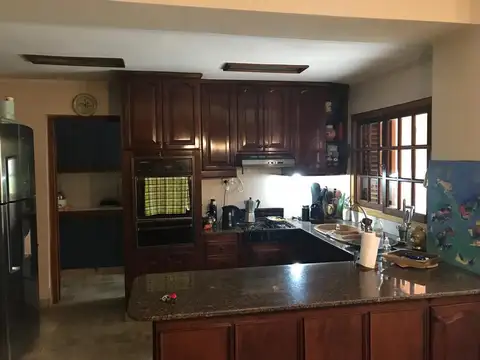 Hermoso chalet 4 ambientes con fondo libre y pileta