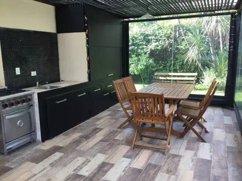 Casa 6 ambientes con 2 baños