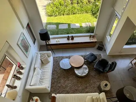 Casa 9 ambientes con 6 baños