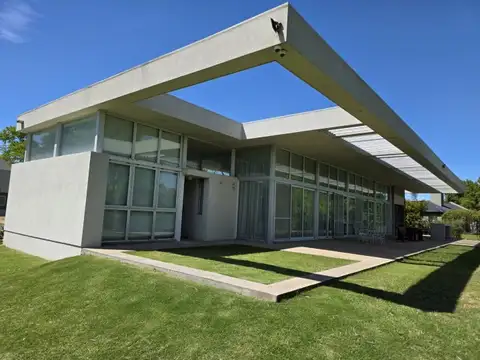 Casa 3 ambientes con 2 baños