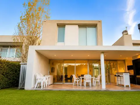 Casa 6 ambientes con 3 baños
