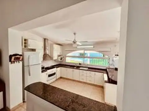 Casa 8 ambientes con 3 baños