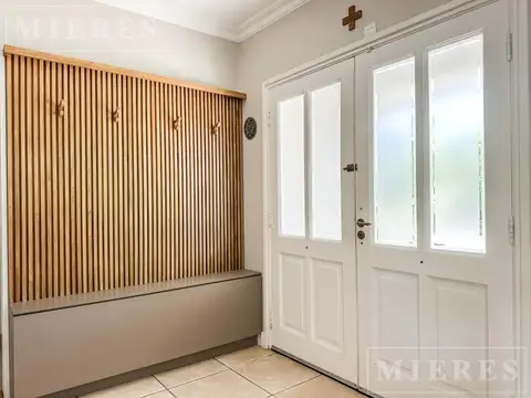 Casa 8 ambientes con 2 baños