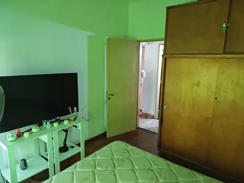 ROBUSTA Y AMPLIA CASA 5 AMB. + LOCAL COMERCIAL