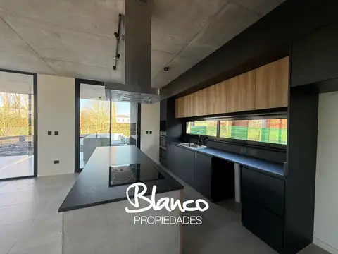 Casa 6 ambientes con 4 baños