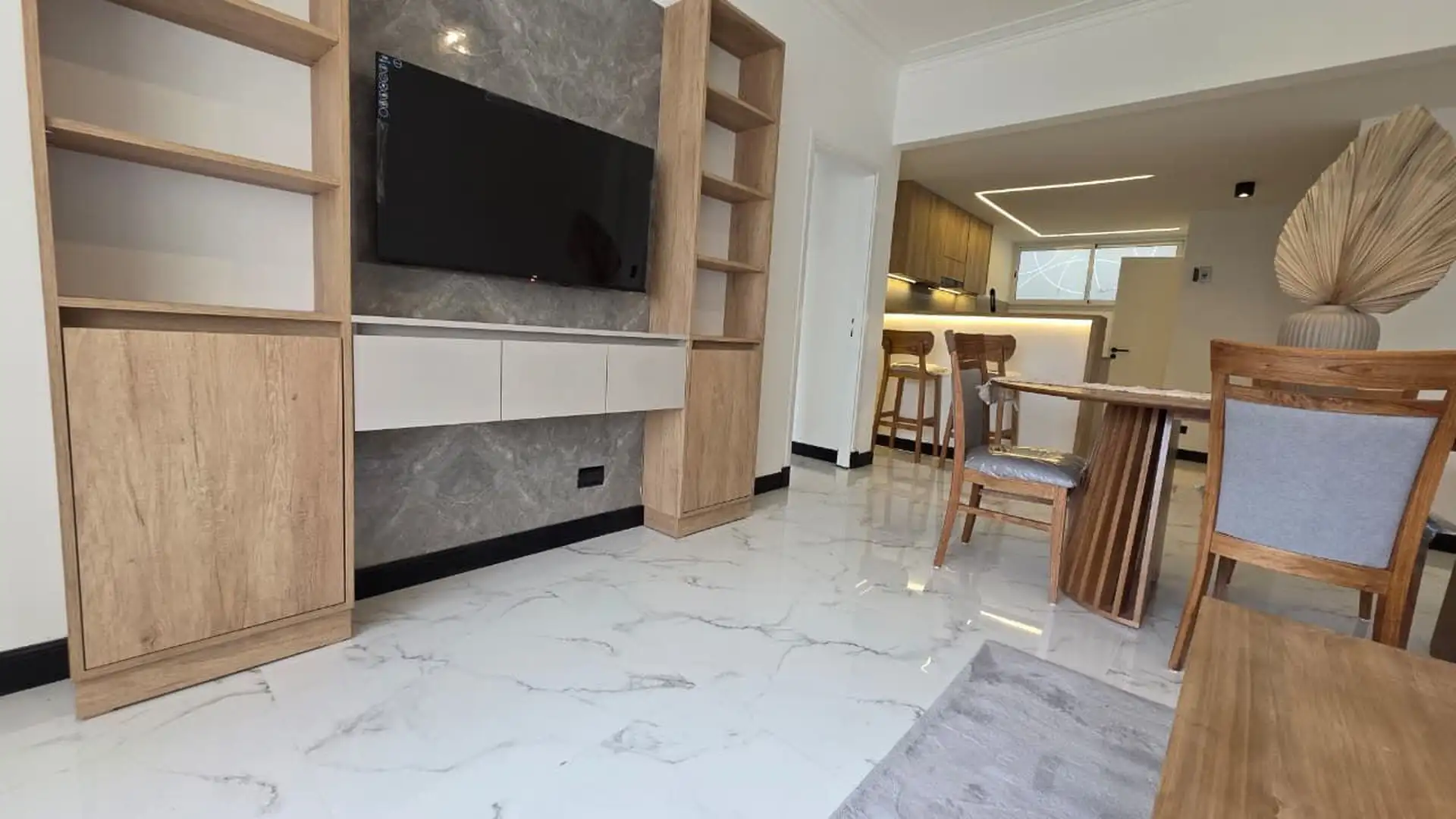 Venta de Departamento 3 Ambientes reciclado al frente con vista en Plaza Colón