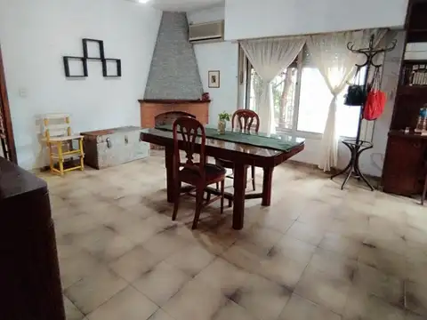 Se VENDE casa de 3 ambientes en esquina con galpón