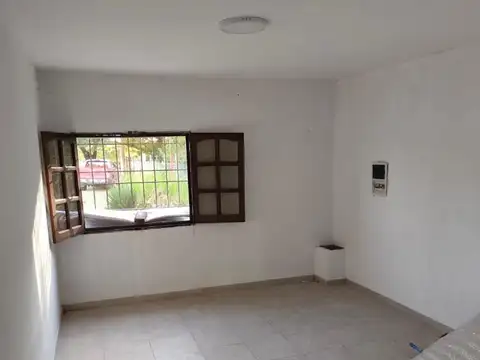 P. Iglesias- Alquila galpon 20*30 s/colectora Ctes