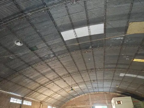 P. Iglesias- Alquila galpon 20*30 s/colectora Ctes