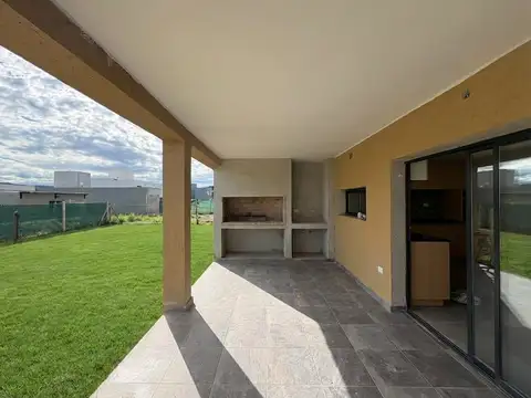 Casa 4 ambientes con 3 baños