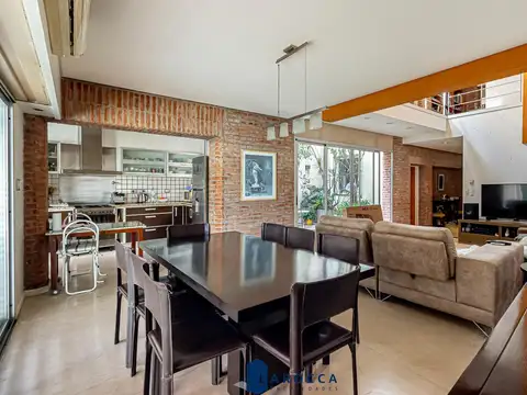 CASA - 4 AMB - VENTA - COLEGIALES - JARDIN CON PISCINA - GARAGE