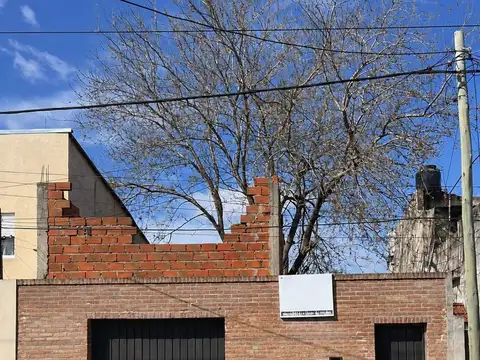 Casa en Venta a Refaccionar en Lanus c Lote propio