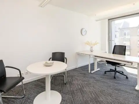Espacio de oficina en renta para 3 personas en Montevideo, Carrasco Valley