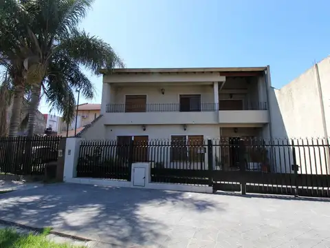 EXCELENTE CHALET 4 AMBIENTES CON COCHERA ESCUCHA OFERTA