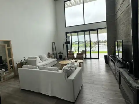 Casa 4 ambientes con 4 baños