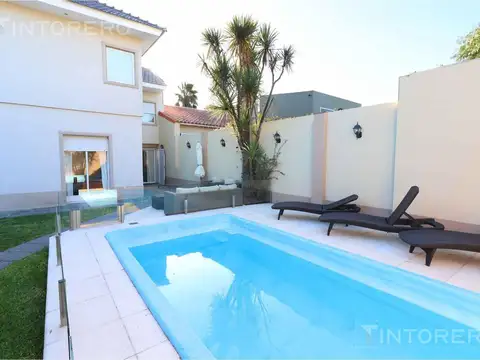 Venta Casa Castelar Norte 600mts de Lote, Parque Piscina Quincho Cochera