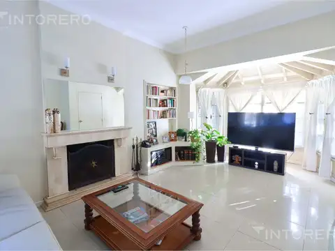 Casa en Venta con 3 cocheras