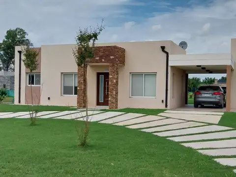 Casa en Country El Nacional. 4 dormitorios. 4 banos. Pileta. Terreno 1250 m2.