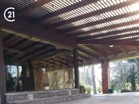 Casa en Alquiler con 4 cocheras