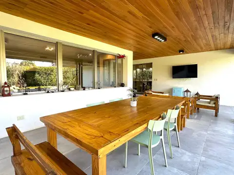Casa en Venta con 2 cocheras