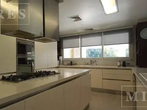 Casa 8 ambientes con 7 baños