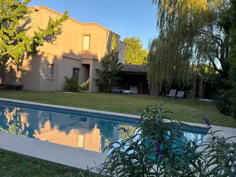 Cómoda casa con lindísimo lote interno con todo el sol