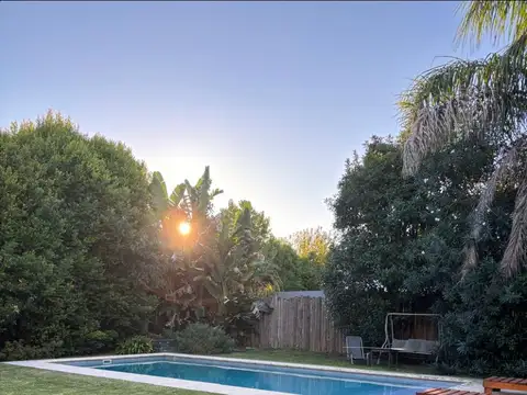 Cómoda casa con lindísimo lote interno con todo el sol