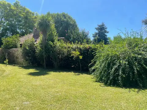 VENDE CASA 4 AMBIENTES EN CANNING CON PILETA Y JARDIN BARRIO LOS ROSALES