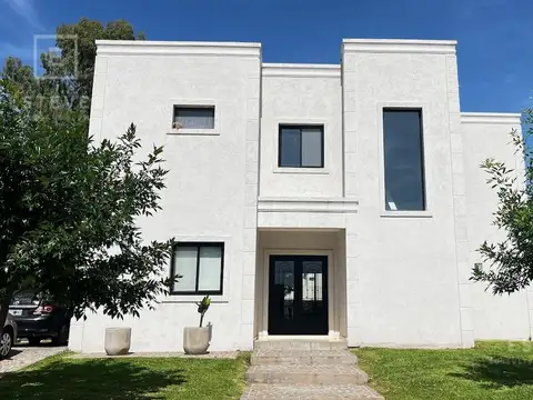 Casa en venta, 3 dormitorios, dependencia, pileta, Barrio Cerrado, Escobar