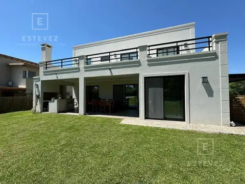 Casa en Venta con 2 cocheras
