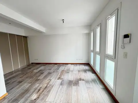 Av. Rivadavia 15700, Piso 1