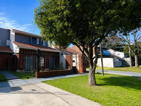 VENTA CASA CON JARDIN Y PARQUE BARRIO CAISAMAR